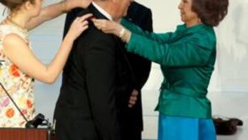 <b>EMOTIVO. </b>La Reina Sofía coloca la medalla de oro a Del Bosque.