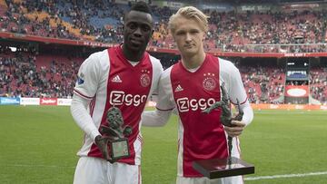 Dávinson recibe premio al lado de Dolberg.