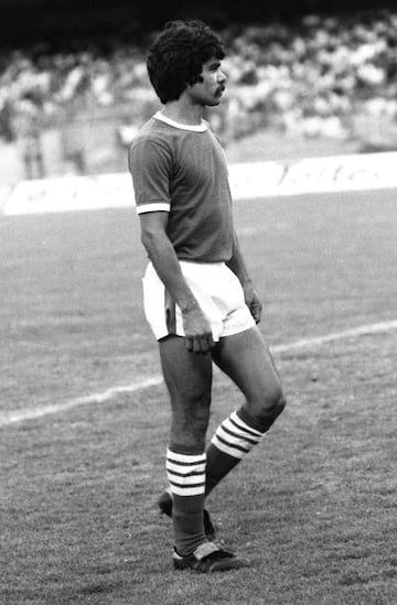 Uno de los mejores laterales en la historia del Cruz Azul, ‘Nacho’ tuvo su primera oportunidad con el equipo en 1970 con 18 años de edad y se volvió un indiscutible en su tiempo con la ‘Máquina’. Ganó 5 Campeonatos de Liga con Cruz Azul (1971-72, 1972-73, 1973-74, 1978-79 y 1979-80) y finalmente se retiró en 1990 habiendo jugado todo su tiempo con el club de sus amores.
