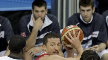 <b>PAU OBSERVA DESDE EL BANQUILLO. </b>Gasol no jugó debido a un esguince de tobillo y su ausencia resultó clave para que la Turquía de Turkoglu derrotase a España.