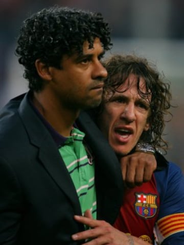 Fran Rijkaard abraza al capit¨¢n Puyol durante la temporada 2006-2007.