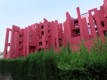 Es un edificio diseñado por Ricardo Bofill en 1973 y está situado en la Urbanización de la Manzanera en Calpe, Alicante. Tiene una clara inspiración en las casas de adobe del norte de África y en las casbah. Está compuesto por una serie de patios comunicados entre sí desde donde se accede a las viviendas. Tiene  un total de 50 apartamentos y una azotea con piscina y sauna.