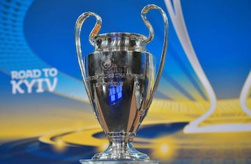 The Champions League trophy is displayed prior to the draw for the round of 16 of the UEFA Champions League football tournament at the UEFA headquarters in Nyon on December 11, 2017. / AFP PHOTO / Fabrice COFFRINI