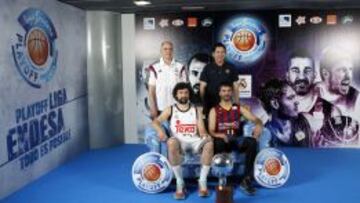 REPOSO ANTES DE LA BATALLA. Sergio Lull y Juan Carlos Navarro descansan en el sill&oacute;n de la final en presencia del trofeo y de sus entrenadores, Pablo Laso y Xavi Pascual.
 