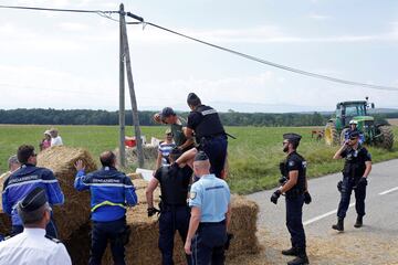 Protests and tear gas in the 16th stage of the Tour de France