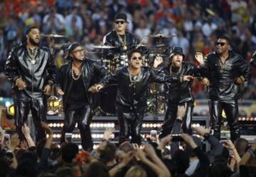 Bruno Mars durante su actuación en el descanso de la Super Bowl 50.