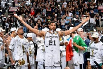 En 2014, Tim Duncan #21 celebrando la victoria de su equipo.