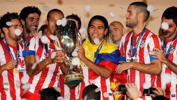 Falcao García con el trofeo de la Supercopa de la UEFA en 2012.