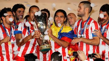 Falcao Garc&iacute;a con el trofeo de la Supercopa de la UEFA en 2012.