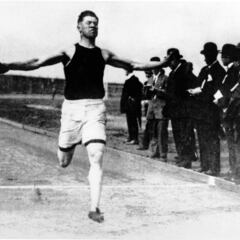 Who was Jim Thorpe and why did he lose his gold medals in the 1912 Olympics?