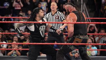 Roman Reigns y Braun Strowman pelean durante un espectáculo de la WWE.