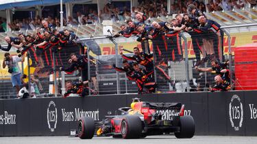 Los mecánicos de Red Bull celebran la victoria con Verstappen.