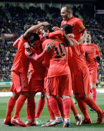 0-1. Neymar celebra con sus compañeros el primer tanto del encuentro.