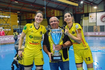 Victòria, Ramon y Maria Porta posan con la Supercopa de España.