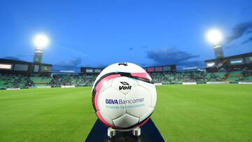 Balón de la Liga MX en el Territorio Santos Modelos, casa del Santos.