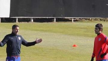 <b>CHARLA. </b>Simeone conversa con Adrián sobre el césped de entrenamiento del Cerro del Espino en Majadahonda.