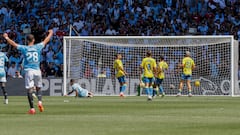 Los jugadores de la UD Las Palmas se lamentan de uno de los goles encajados en Vigo.