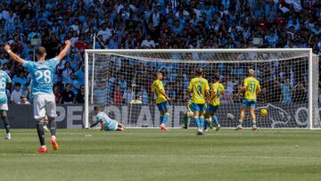 Los jugadores de la UD Las Palmas se lamentan de uno de los goles encajados en Vigo.