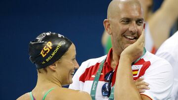 La nadadora española Mireia Belmonte y su entrenador Fred Vergnoux conversan durante la jornada de ayer en la que Mireia ganó la medalla de bronce en 400 estilos en los Juegos Olímpicos de Río. Fred Vergnoux es el entrenador de Mireia Belmonte. Suele decir Fred que en España se duerme poco y mal, parafraseando la estrofa de Miguel Ríos en su 'Blues del autobús'.El entiende que no hay más nadadores del perfil de Mireia porque para alcanzar ese nivel hay que estar dispuesto a un sacrificio y una exigencia para la que el panorama nacional no está preparado. La gran mayoría se queda en el camino. No pueden rozar el umbral de Mireia. Vergnoux aprieta duro las ocho horas al día que Mireia pasa en el agua. Pero tan importante es ese derroche físico como el entrenamiento invisible.