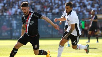 El jugador de Colo Colo , Gabriel Costa disputa el balon balon contraJuan Pablo Gomez de Curico Unido durante el partido por la primera division disputado en el estadio Monumental.
Santiago, Chile.