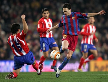 Iniesta pelea por el baln con Molinero en el Barcelona-Atltico en el camp Nou.