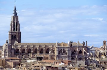 El templo toledano mide 120 metros de largo y 59 de ancho, lo que la hacen ser una de las más grandes del país. La nave central mide 44,50 metros y la Torre del Campanario mide 92 metros de altura. 