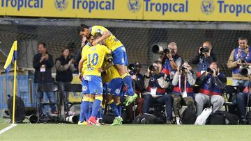 GRA397. LAS PALMAS DE GRAN CANARIA, 09/04/2017.- Los jugadores de la UD Las Palmas celebran un gol ante el Real Betis durante el partido de la trigésima primera jornada de la Liga de Primera División que UD Las Palmas y Real Bestis juegan hoy en el estado de Gran Canaria, en Las Palmas de Gran Canaria. EFE/Elvira Urquijo A.