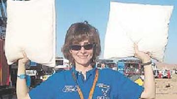 <b>BUEN HUMOR.</b> Fina, además de conducir muy bien, es uno de los personajes más simpáticos de la carrera. Aquí nos enseña los dos cojines que utiliza para ganar altura al volante de su Ford Ranger.