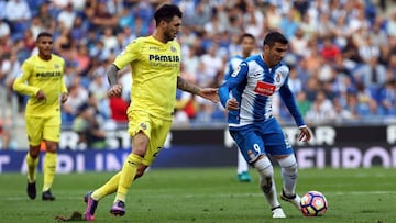GRA248. CORNELLÀ-EL PRAT (BARCELONA), 02/10/2016.- El delantero del RCD Espanyol, José Antonio Reyes (d), controla el balón ante el centrocampista del Villareal CF, Roberto Soriano (i), durante el partido correspondiente a la séptima jornada de la Liga Santander disputado hoy en el estadio de Cornellà- El Prat. EFE/Toni Albir