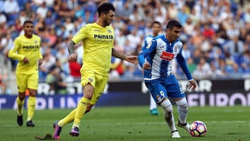 GRA248. CORNELL&Agrave;-EL PRAT (BARCELONA), 02/10/2016.- El delantero del RCD Espanyol, Jos&eacute; Antonio Reyes (d), controla el bal&oacute;n ante el centrocampista del Villareal CF, Roberto Soriano (i), durante el partido correspondiente a la s&eacute;ptima jornada de la Liga Santander disputado hoy en el estadio de Cornell&agrave;- El Prat. EFE/Toni Albir