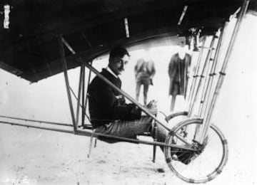 Aviador francés Roland Garros en su avión Santos-Dumont Demoiselle, con el que tomó parte en la carrera del Circuito Europeo 1911.