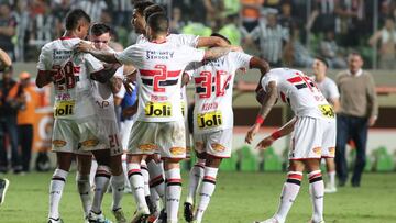 Los jugadores de Sao Paulo celebran una acci&oacute;n durante el partido de vuelta de cuartos de final de la Copa Libertadores ante el Atl&eacute;tico Mineiro.