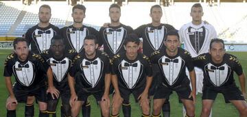 Otro equipo peque?o con una 'gran' camiseta. Su idea era imitar un esmoquin, pero acabaron siendo vistos como camareros. A?os m¨¢s tarde la han reeditado en versi¨®n de manga larga donando parte de los beneficios de sus ventas a causas ben¨¦ficas.