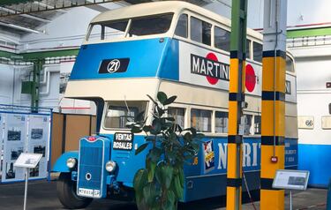 Fabricado en Reino Unido y carrozado en España, prestó servicio hasta 1964. Su diseño de doble altura ofrecía mayor capacidad y una experiencia única para los viajeros de la época.