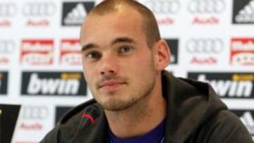 <b>MÁS CERCA.</b> El holandés ha afirmado que le gustaría jugar más cerca de los delanteros.