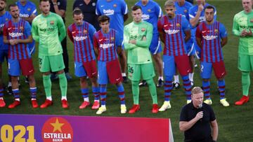 Soccer Football - Joan Gamper Cup - FC Barcelona v Juventus - Estadi Johan Cruyff, Barcelona, Spain - August 8, 2021 Barcelona coach Ronald Koeman speaks as the mens and womens teams gather for presentations before the match REUTERS/Albert Gea