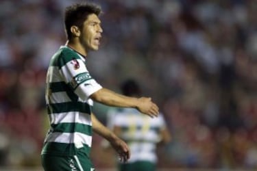 Uno de los grandes ídolos de Santos, donde fue campeón en el Torneo Clausura 2012. Anotó 97 goles vestido de 'guerrero'.