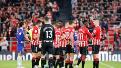 Los jugadores del Athletic Club esperan a que se recupere un espectador durante el partido de vuelta de semifinales de la Copa del Rey que Athletic Club de Bilbao y Atlético de Madrid disputan este jueves en el estadio de San Mamés.