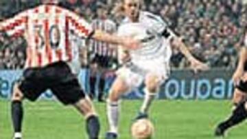 Guti, entre Amorebieta, Prieto y Murillo.