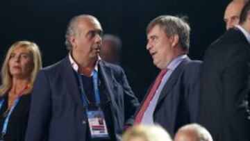 GRA385. LILLE (FRANCIA). 17/09/2015.- El presidente de la FEB José Luis Sáez (i) y el presidente del Consejo Superior de Deportes Miguel Cardenal (d) charlan antes de comenzar el partido de semifinales del Europeo de baloncesto que juegan las selecciones de España y Francia esta noche en el pabellón Pierre Mauroy, en Lille. EFE/Juan Carlos Hidalgo