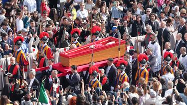 El cuerpo del Papa Francisco es llevado en un ataúd a la Basílica de San Pedro en el Vaticano el día de su traslado, en el Vaticano.