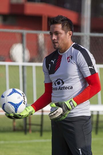 El guardamenta de la Selección de Chile tuvo un breve paso por Atlas además de jugar con el Cacique