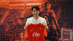Kang-in Lee posa junto con la camiseta del RCD Mallorca.