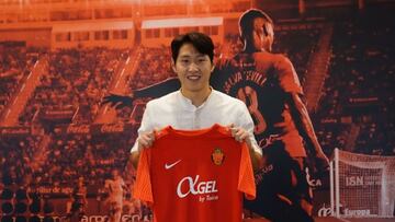 Kang-in Lee posa junto con la camiseta del RCD Mallorca.