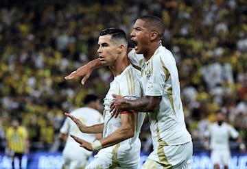 Cristiano Ronaldo y Angelo celebran el 1-1.