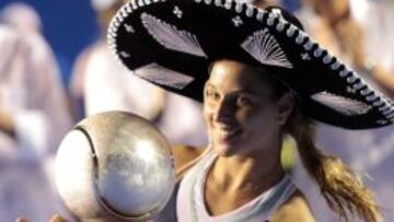 Dominika Cibulkova, posa con el trofeo del Torneo de Acapulco.