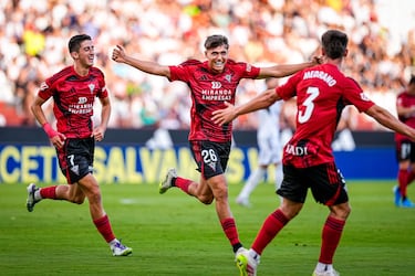 El Club Castellano-León es propiedad de los directivos y socios del club. 