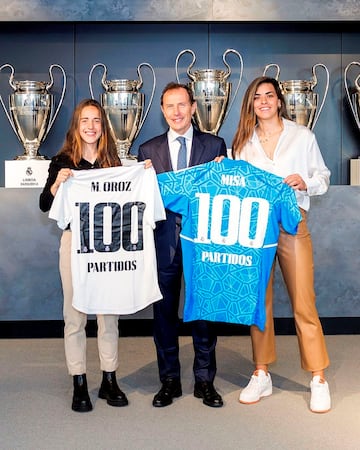 Maite Oroz y Misa posan con las camisetas que conmemoran sus cien partidos con el Real Madrid. 