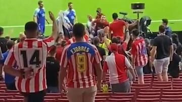 Momento del incidente de Hermoso con el hincha rojiblanco tras el Atlético-Villarreal.