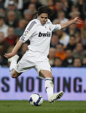 El centrocampista argentino vistió la camiseta del Real Madrid durante cuatro temporadas desde el 2007. Tras pasar por la Roma volvió a España de la mano del Valencia donde jugó una temporada, la 2012/13. 